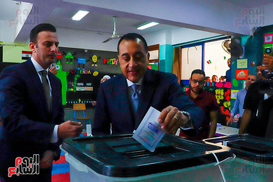 رئيس الوزراء يدلى بصوته فى انتخابات مجلس النواب (14)