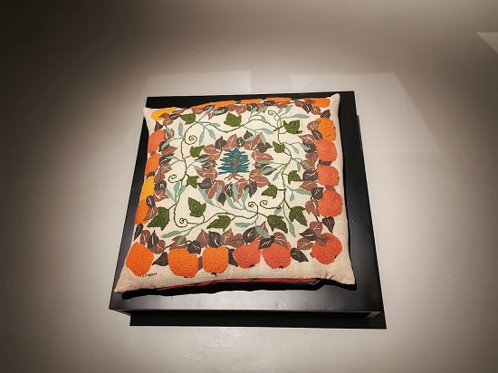 عمل فني على شكل وسادة مطرزة ومحشوة بالزعتر 