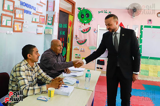 محمد الجارحى يدلى بصوته الانتخابى بالمدرسة اليابانية بالشيخ زايد (2)