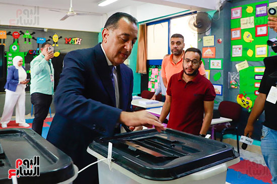رئيس الوزراء يدلى بصوته فى انتخابات مجلس النواب (9)