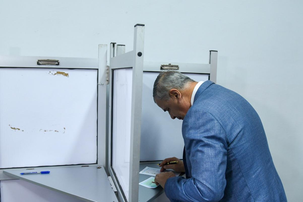 محافظ الاسكندرية يدلى بصوته