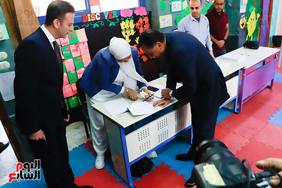 رئيس الوزراء يدلى بصوته فى انتخابات مجلس النواب (15)