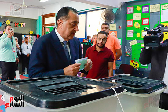 رئيس الوزراء يدلى بصوته فى انتخابات مجلس النواب (11)