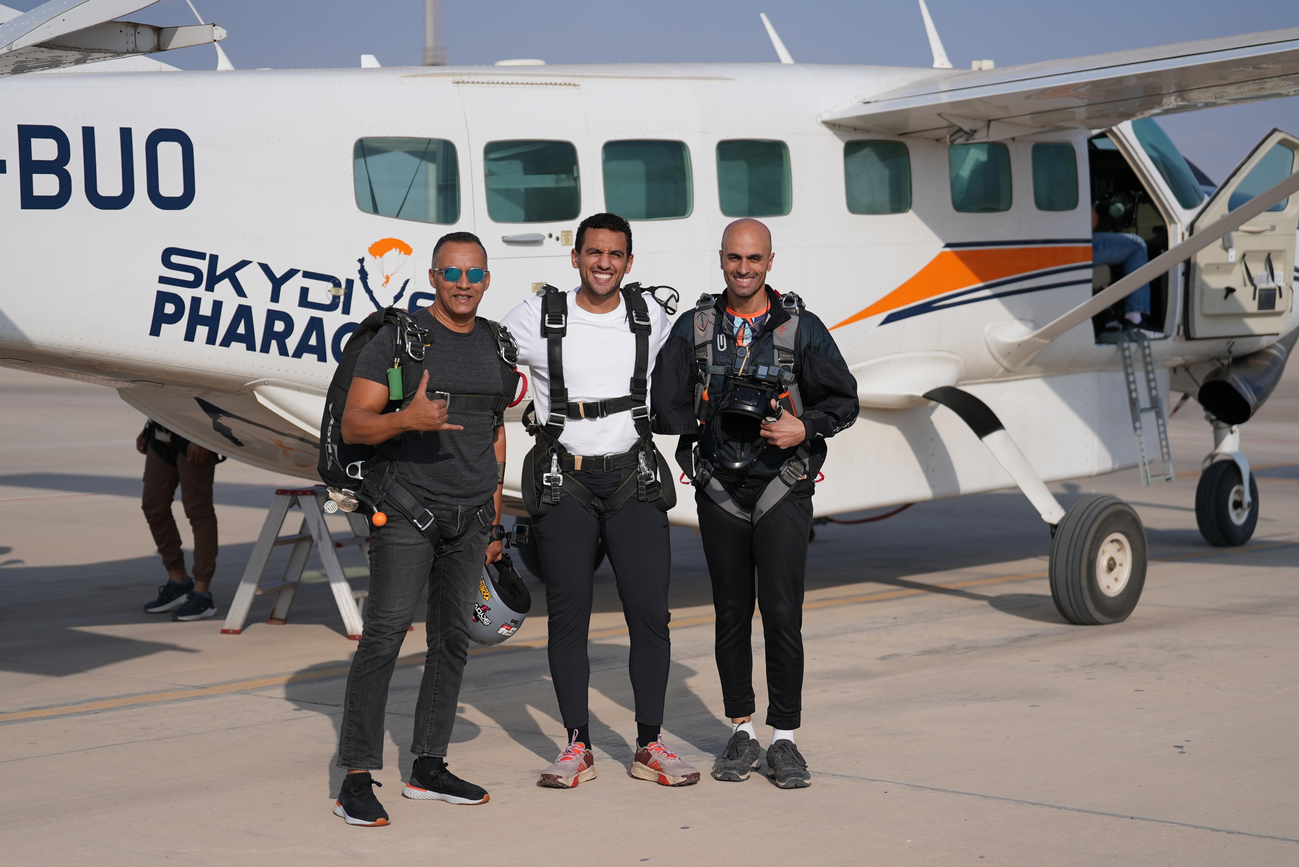 احمد الجندي قبل القفز بالمظلة