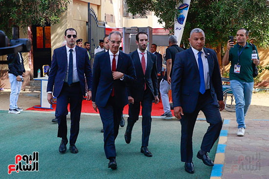 وزير الاتصالات يدلى بصوته فى انتخابات النواب (12)