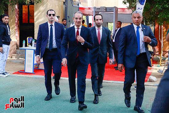 وزير الاتصالات يدلى بصوته فى انتخابات النواب (4)