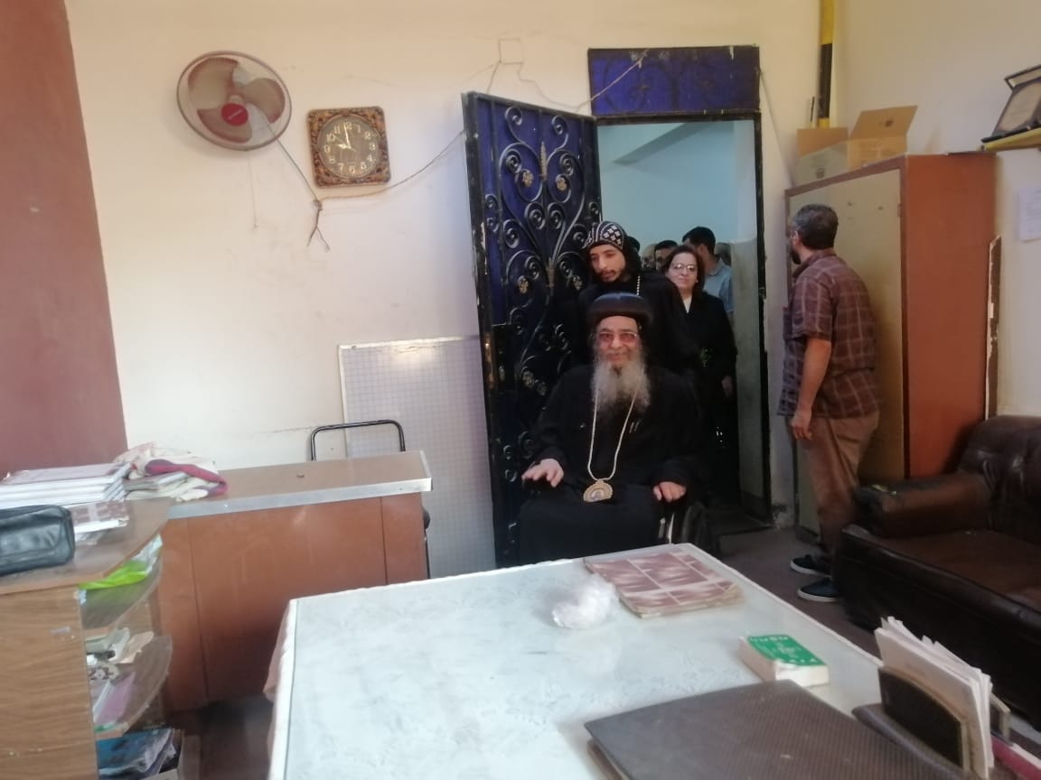 مطران الفيوم يدلي بصوته فى انتخابات مجلس النواب (3)