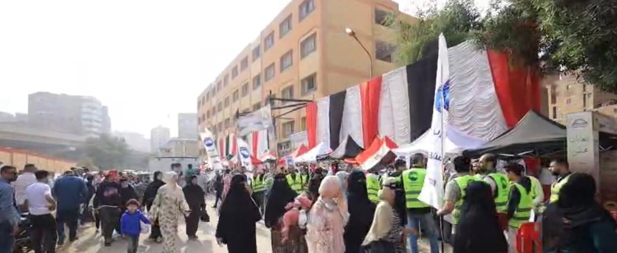 المرأة تتصدر المشهد في لجان الهرم.. زغاريد وأعلام احتفالًا بالتصويت (2)