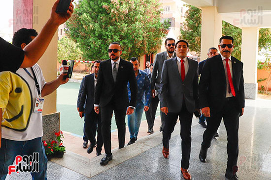 محمد الجارحى يدلى بصوته الانتخابى بالمدرسة اليابانية بالشيخ زايد (16)