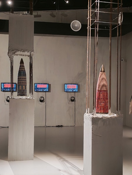 عمل فني يغطي القذائف بالتطريز الفلسطيني