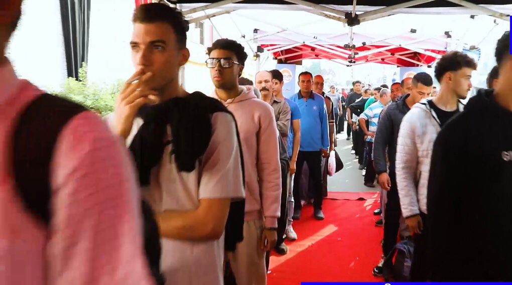 طوابير الشباب تمتد لعشرات الأمتار أمام لجان الجيزة (3)