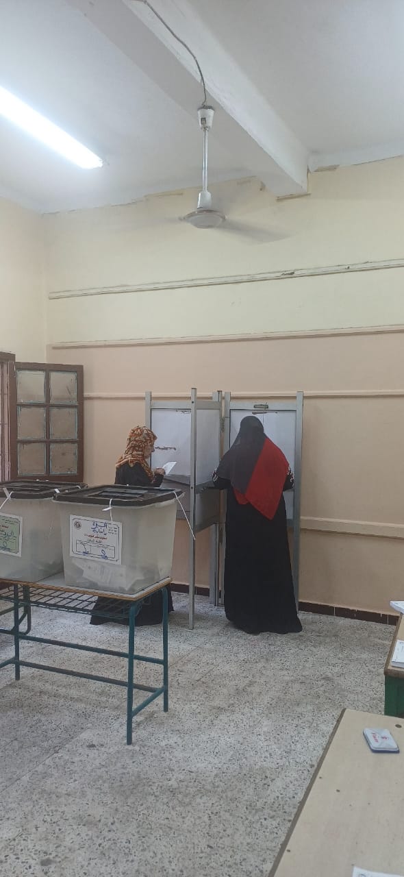 توافد الناخبين بعد انتهاء ساعة الراحة فى لجان إمبابة (1)