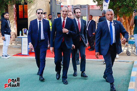 وزير الاتصالات يدلى بصوته فى انتخابات النواب (2)