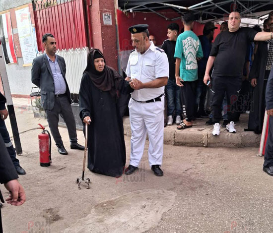 وزارة الداخلية تساعد كبار السن والحالات الإنسانية وزارة الداخلية تساعد كبار السن والحالات الإنسانية