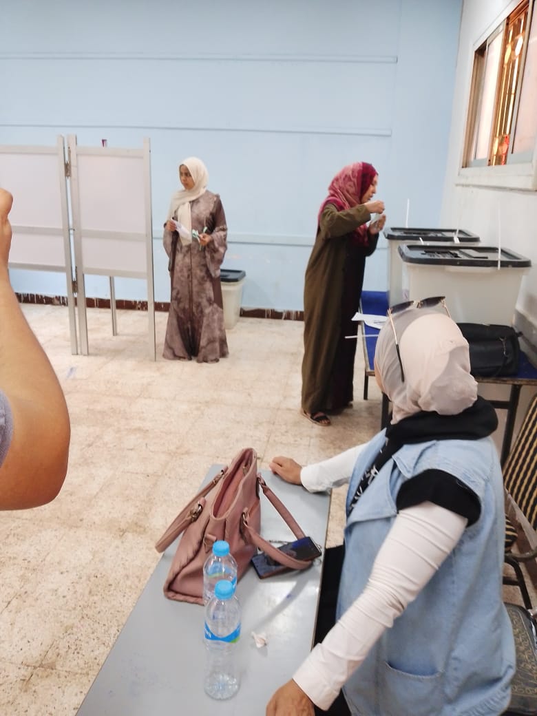 سيدات يدلين بأصواتهن في انتخابات النواب بالوراق
