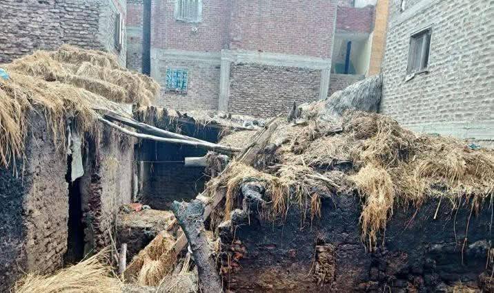 أثار الحرائق  بمنزل بقرية عقلة القبلية