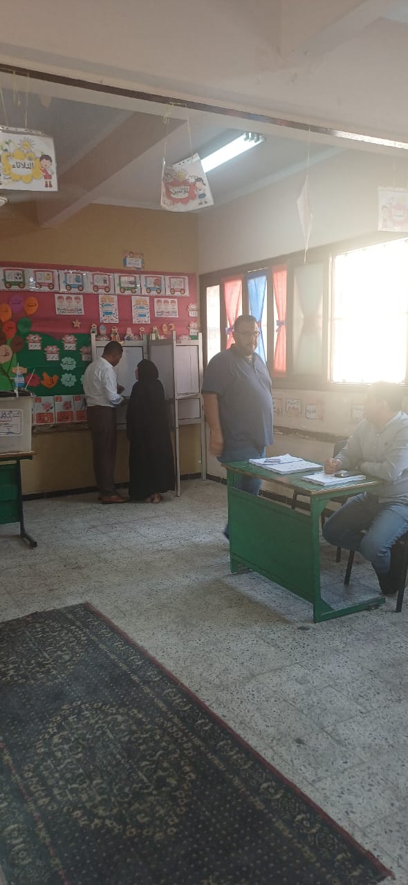 توافد الناخبين بعد انتهاء ساعة الراحة فى لجان إمبابة (3)