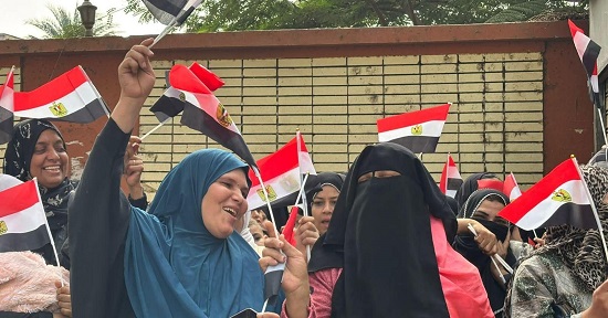 اقبال من السيدات على اللجان الانتخابية  (2)