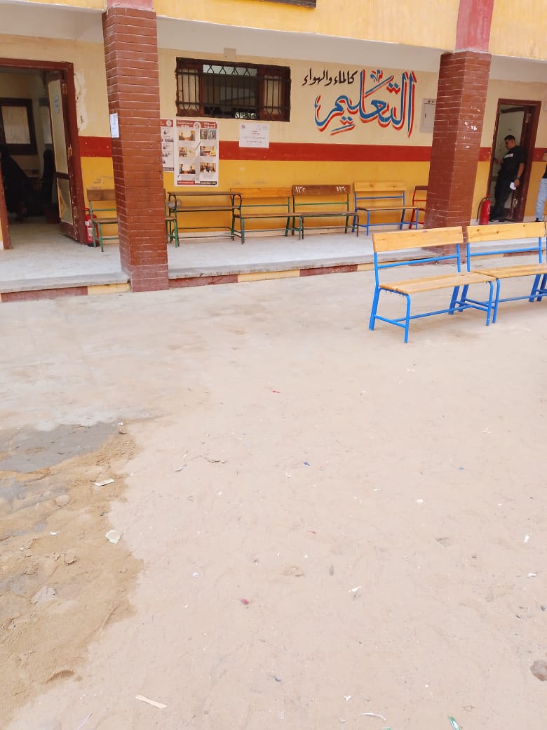 بدأ توافد عدد من المواطنين (3)