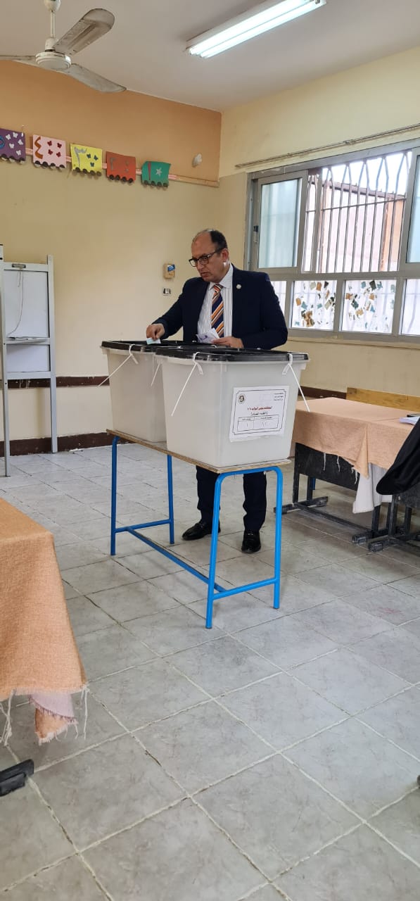 رئيس جامعة حلوان يدلي بصوته في انتخابات مجلس النواب (2)