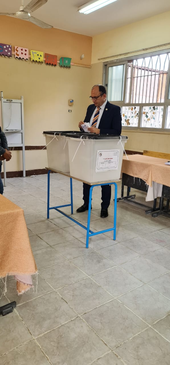 رئيس جامعة حلوان يدلي بصوته في انتخابات مجلس النواب (3)