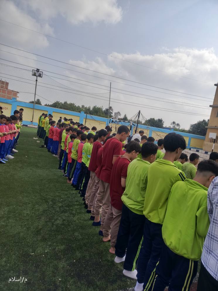 الشباب يصلون صلاة الغائب على الراحلين