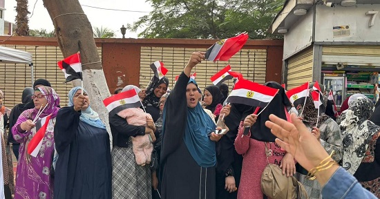 اقبال من السيدات على اللجان الانتخابية  (4)