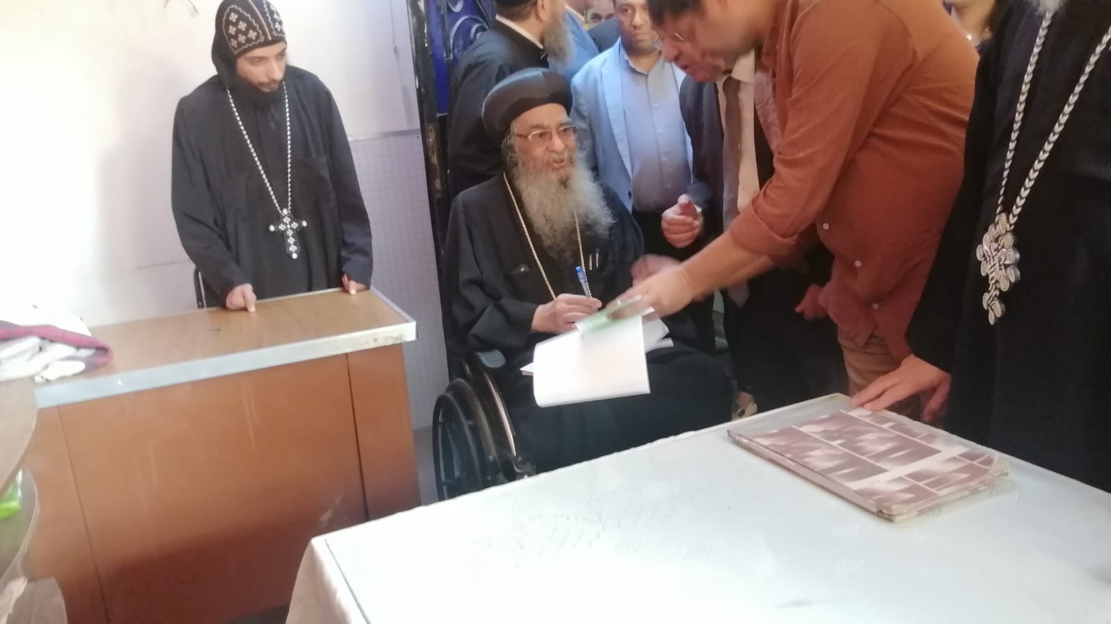 مطران الفيوم يدلي بصوته فى انتخابات مجلس النواب (6)