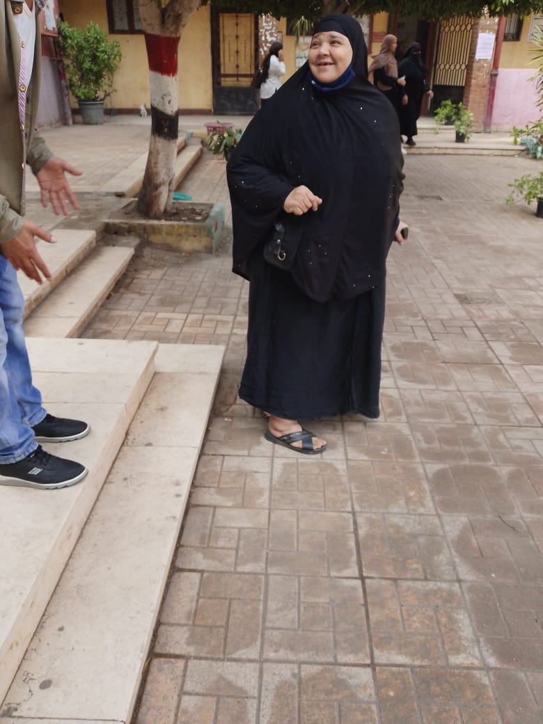 سيدة مسنة في الوراق تشارك في العرس الانتخابي لاختيار نواب البرلمان سيدة مسنة في الوراق تشارك في العرس الانتخابي لاختيار نواب البرلمان
