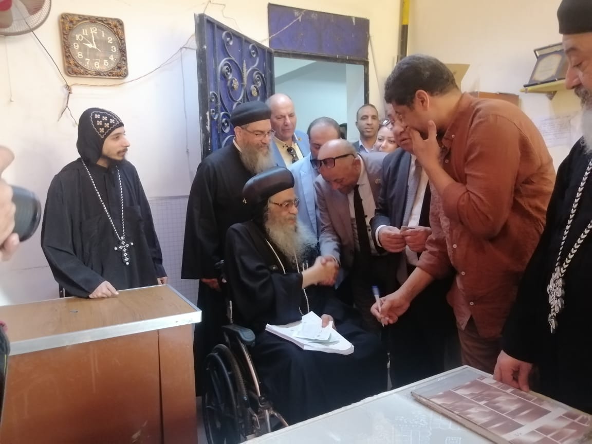 مطران الفيوم يدلي بصوته فى انتخابات مجلس النواب (2)