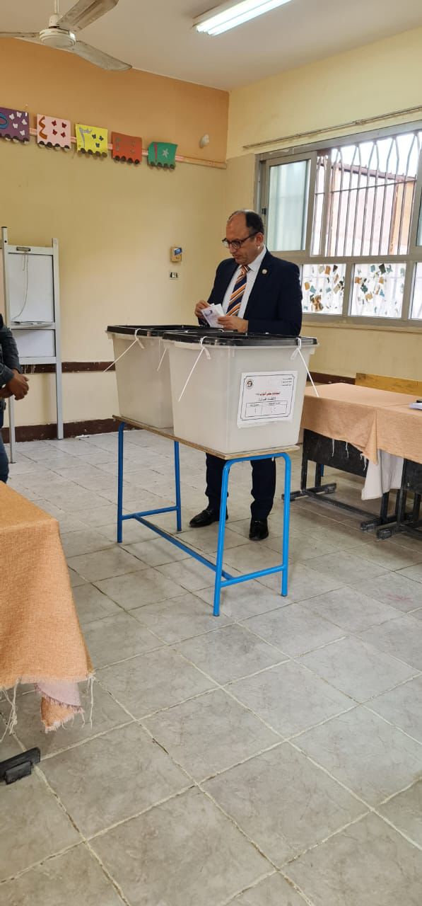 رئيس جامعة حلوان يدلي بصوته في الانتخابات (1)