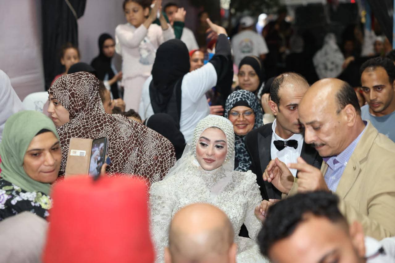 إدلاء العريس والعروسة بصوتهم