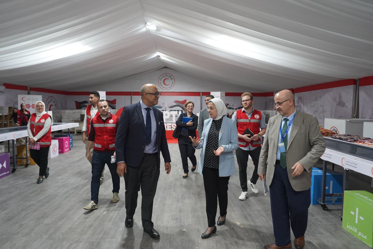 خلال اجتماع المديرة التنفيذية للهلال الأحمر المصري