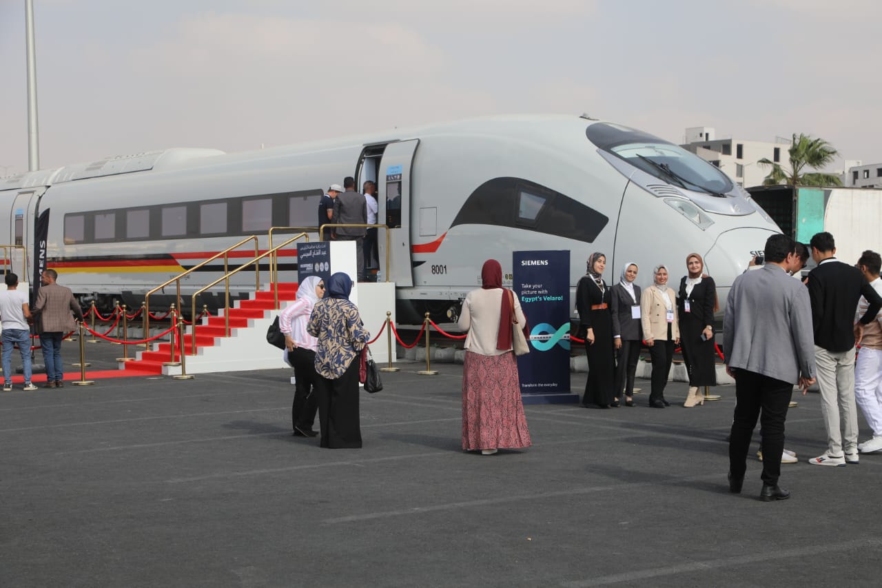 اقبال كبير من الجمهور لتفقد الاتوبيس البرمائى والقطار الكهربائى السريع اقبال كبير من الجمهور لتفقد الاتوبيس البرمائى والقطار الكهربائى السريع