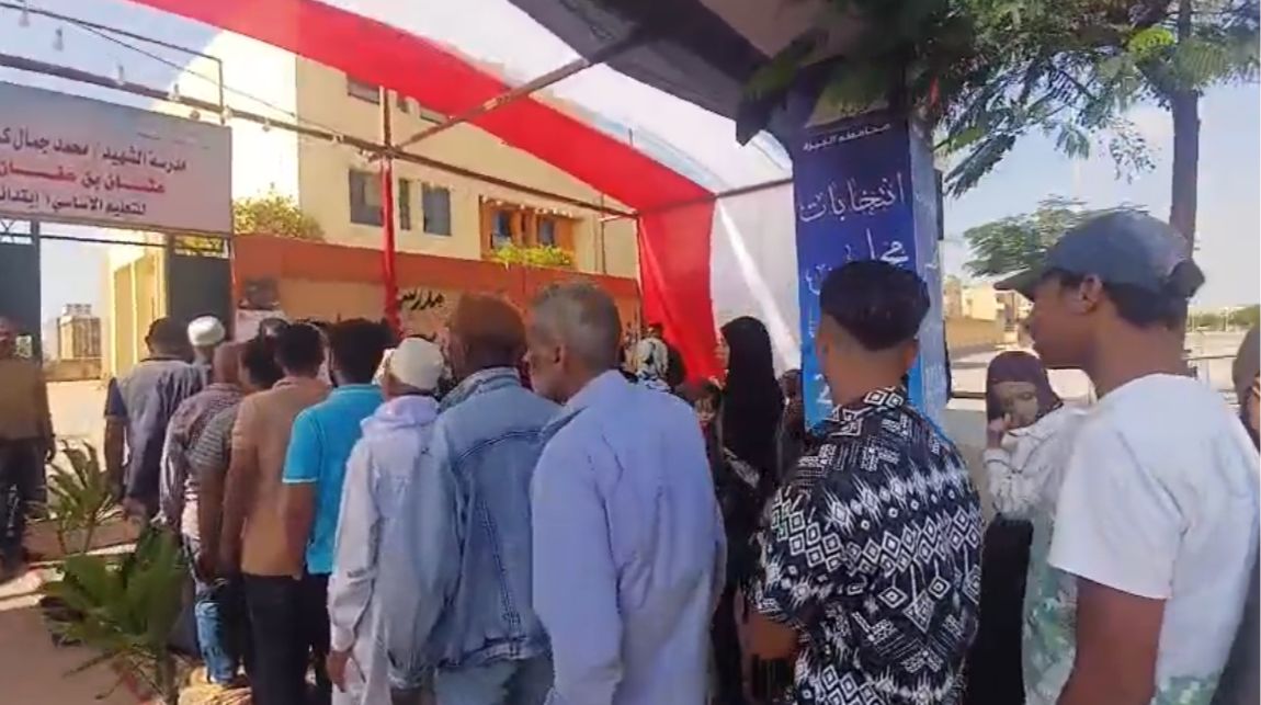 مواطنين امام اللجان مواطنين امام اللجان