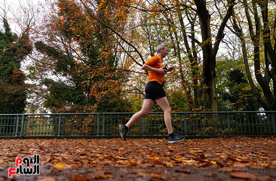 ممارسة رياضة الجرى داخل الحدائق مع قدوم الخريف