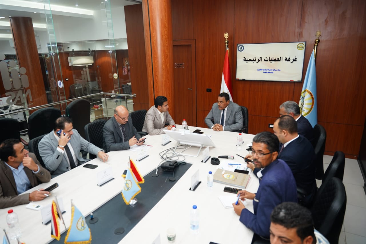 محافظ مطروح يتابع الانتخابات من غرفة السيطرة الرئيسية