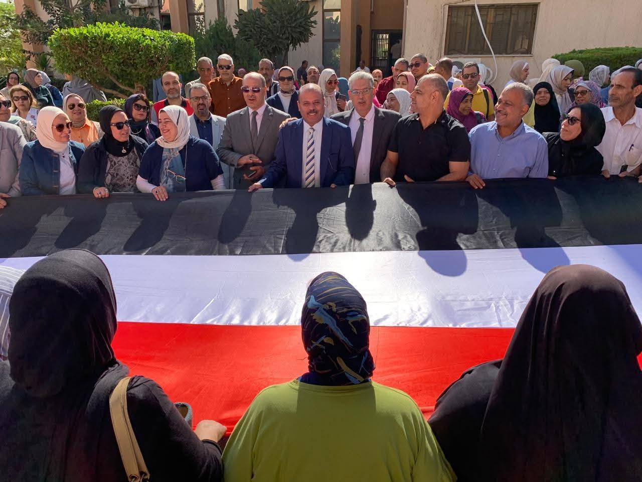 أطول علم.. مسيرة حاشدة لحث المواطنين على المشاركة فى اليوم الثانى للانتخابات (4)