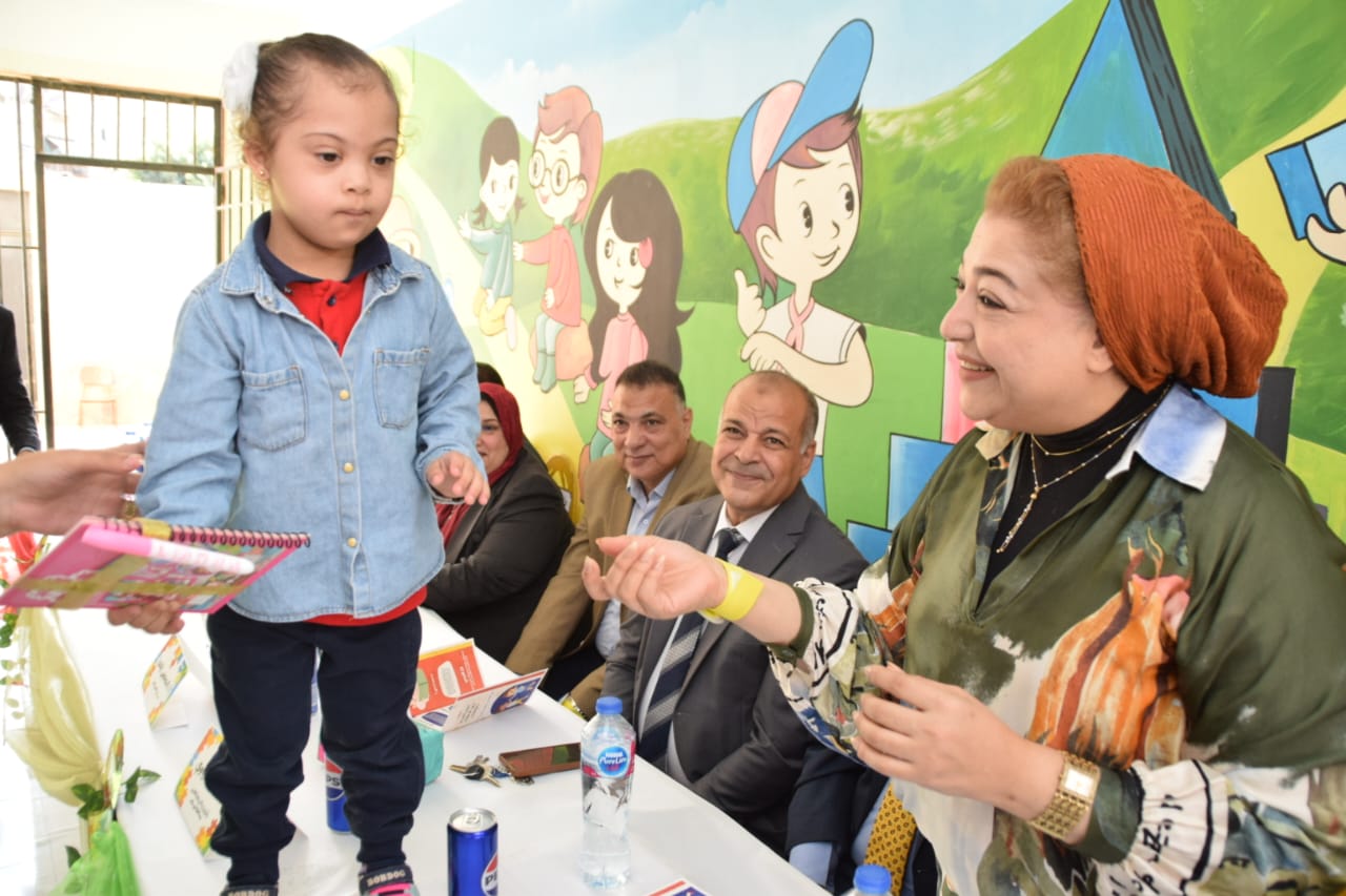 قيادات التعليم ببورسعيد يشاركون أطفال الدمج قيادات التعليم ببورسعيد يشاركون أطفال الدمج