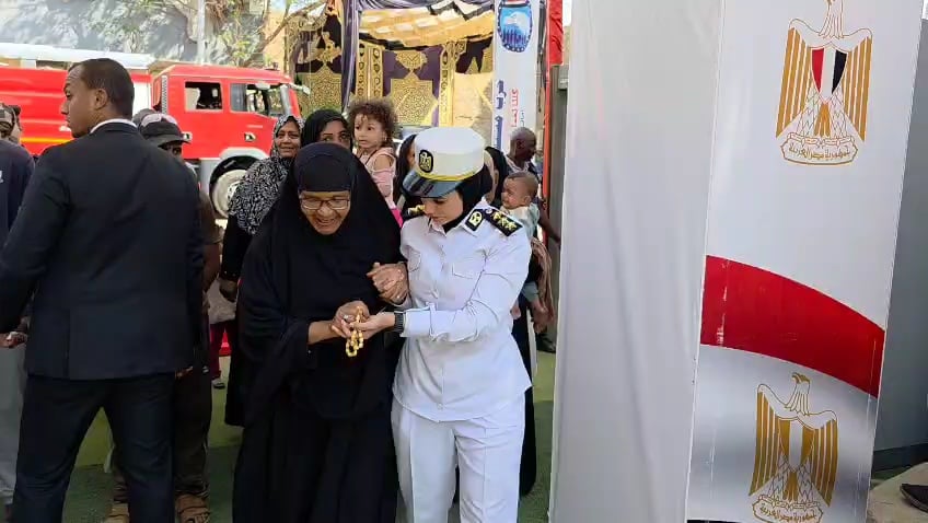 الشرطة النسائية تساعد الناخبات فى أسوان (1)