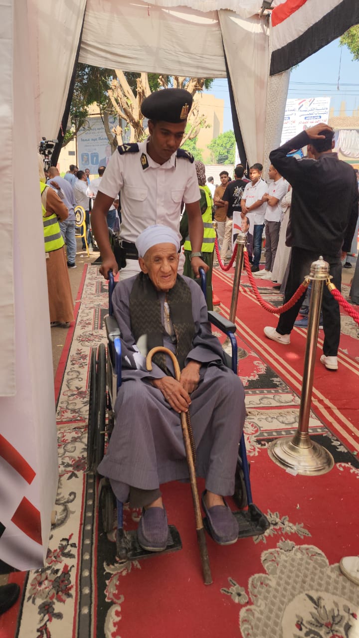 مساعدة كبار السن في دخول لجان الإنتخابات