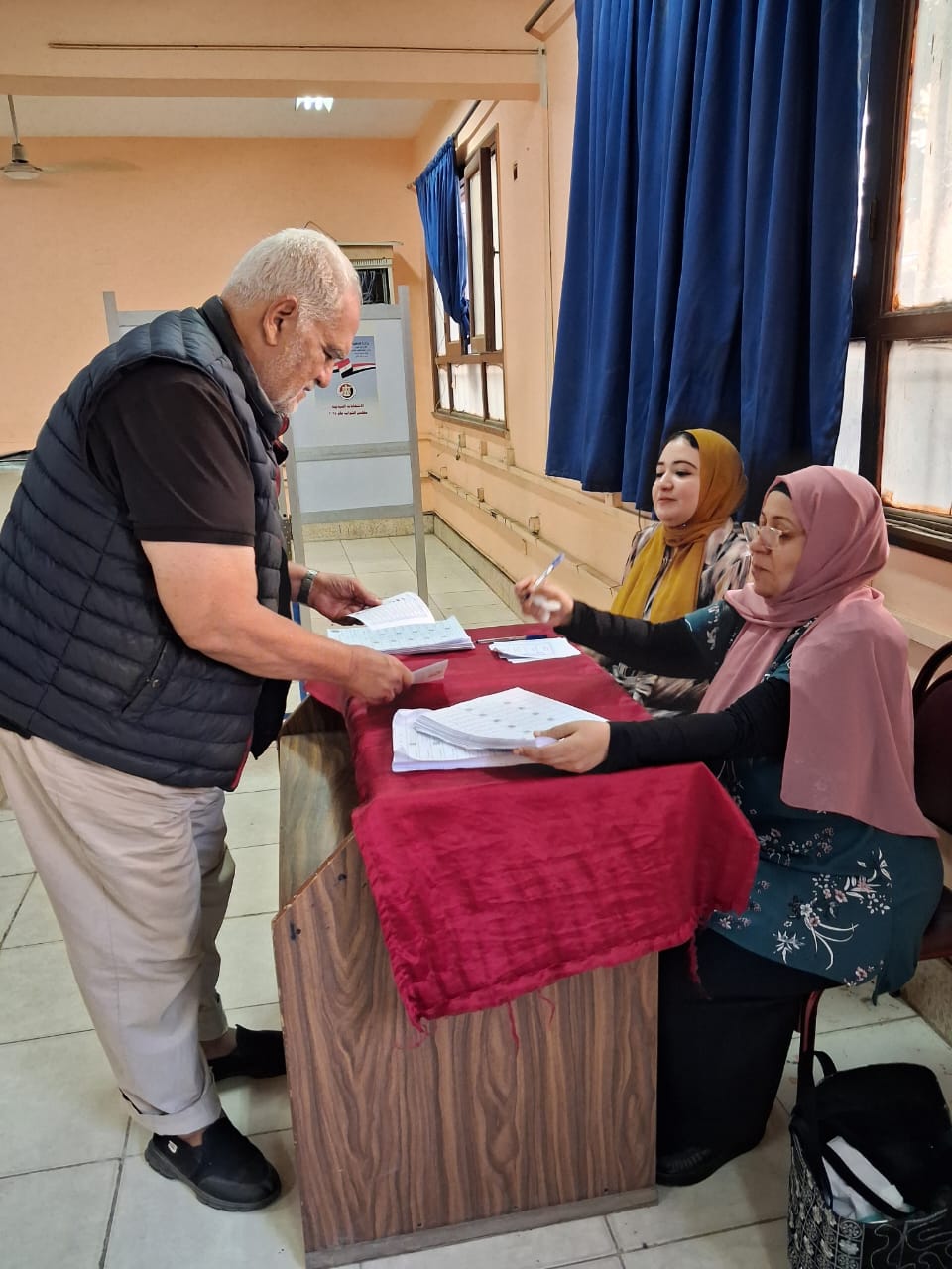 مسن يدلي بصوته في الانتخابات