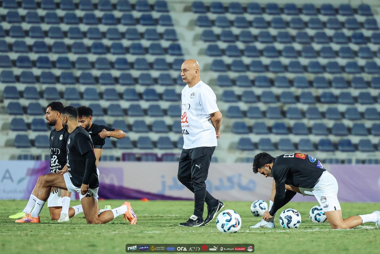 حسام حسن يراقب مران المنتخب