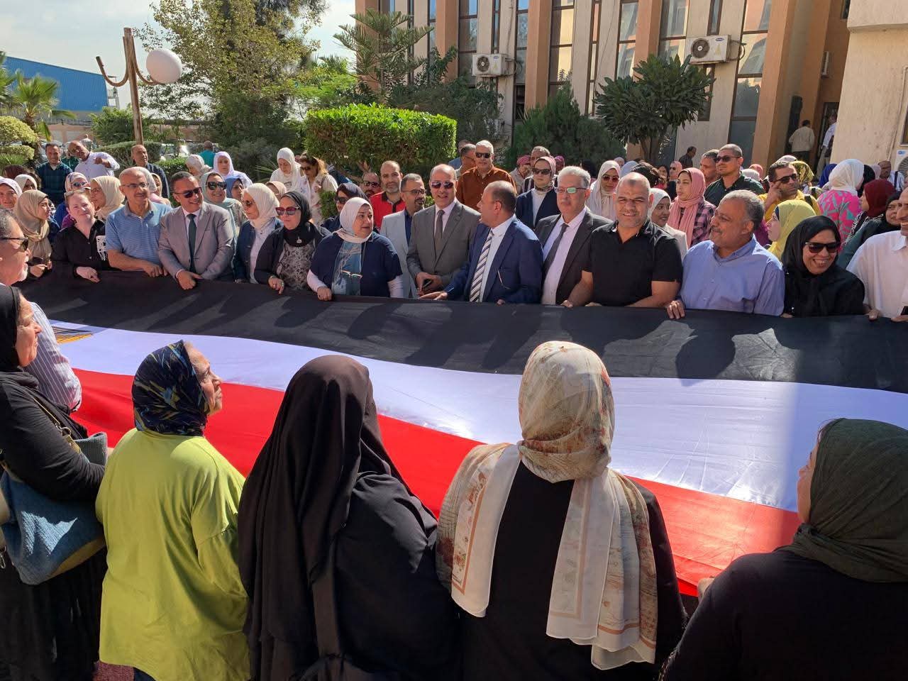 أطول علم.. مسيرة حاشدة لحث المواطنين على المشاركة فى اليوم الثانى للانتخابات (2)