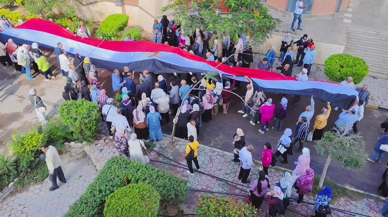 أطول علم.. مسيرة حاشدة لحث المواطنين على المشاركة فى اليوم الثانى للانتخابات (1)