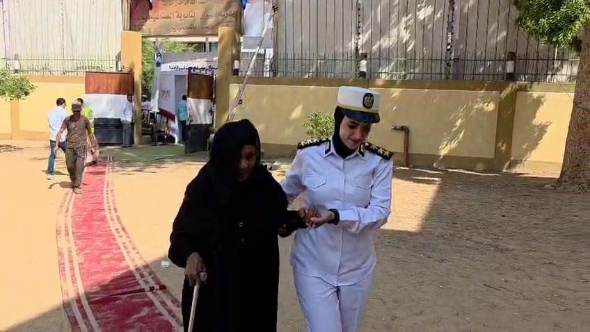 الشرطة النسائية تساعد الناخبات فى أسوان (3)
