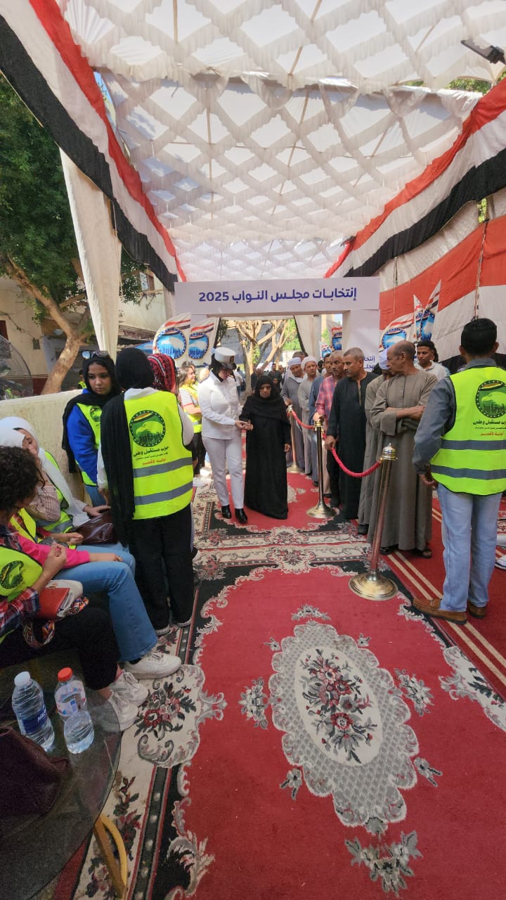 الفرق الشرطية والنسائية بالأقصر تساعد كبار السن