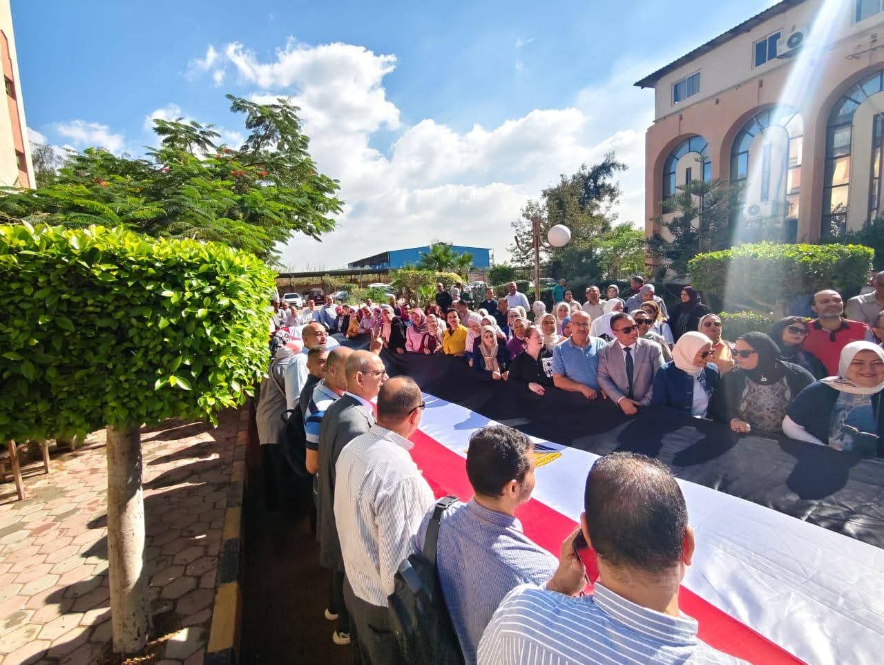 أطول علم.. مسيرة حاشدة لحث المواطنين على المشاركة فى اليوم الثانى للانتخابات (5)