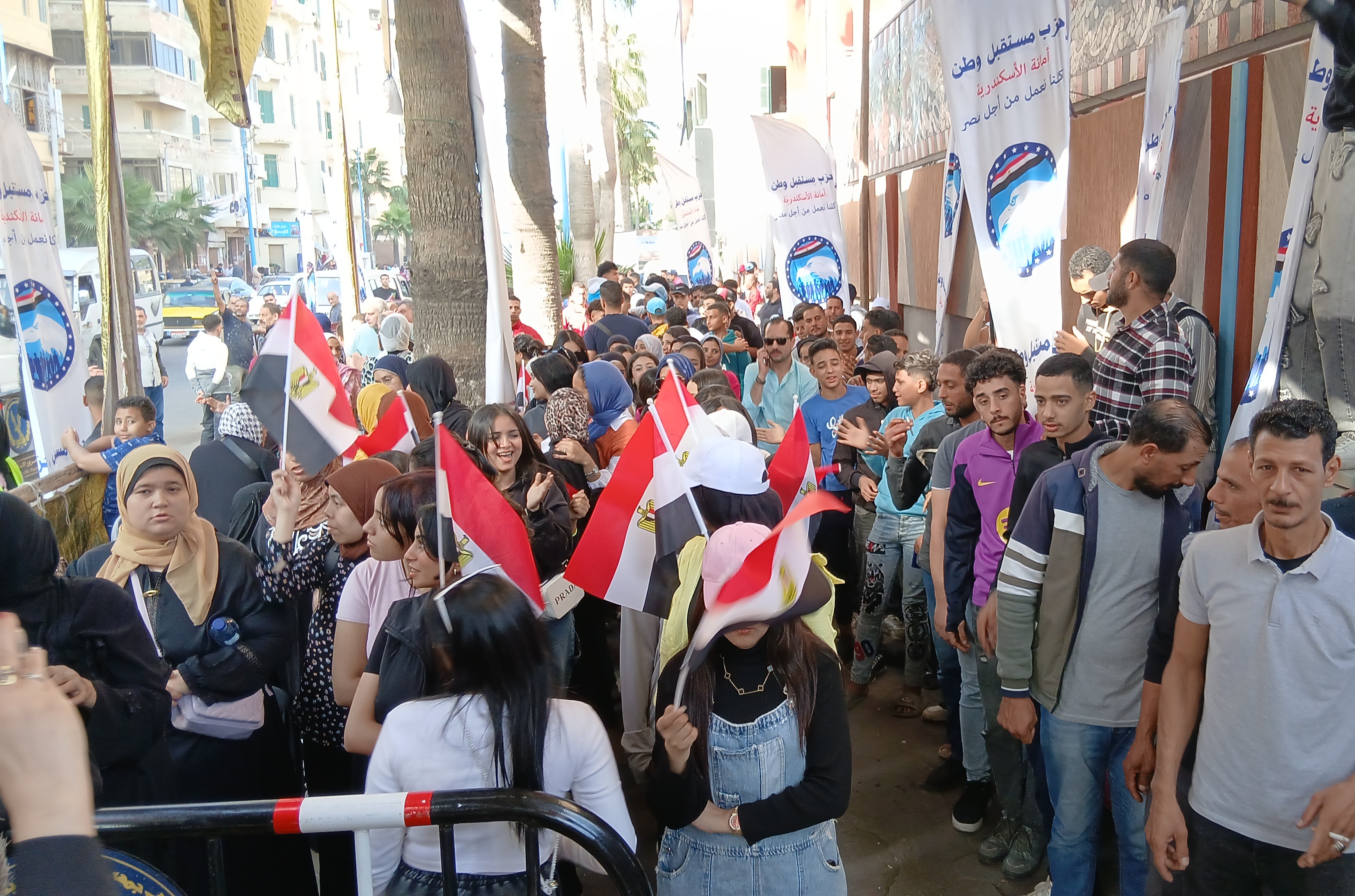 الشباب أمام لجان الانتخابات في الإسكندرية