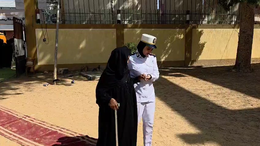 الشرطة النسائية تساعد الناخبات فى أسوان (2)
